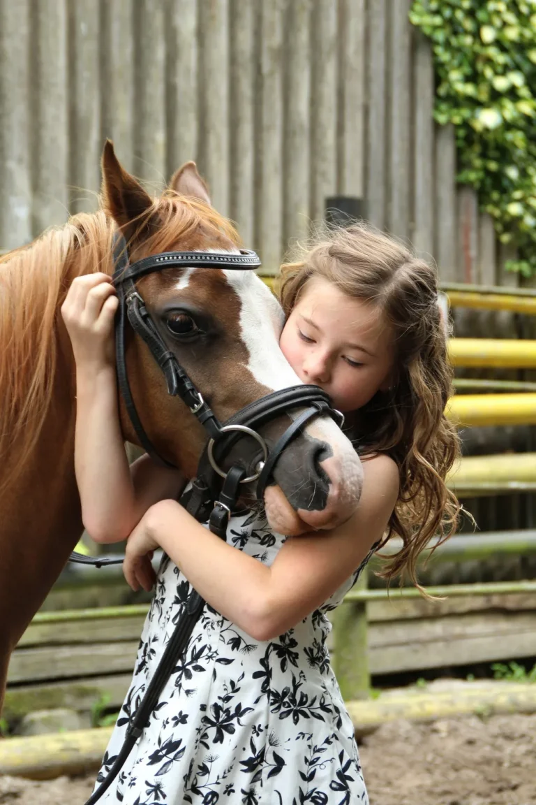 Petite Fille tenant un poney dans ses bras